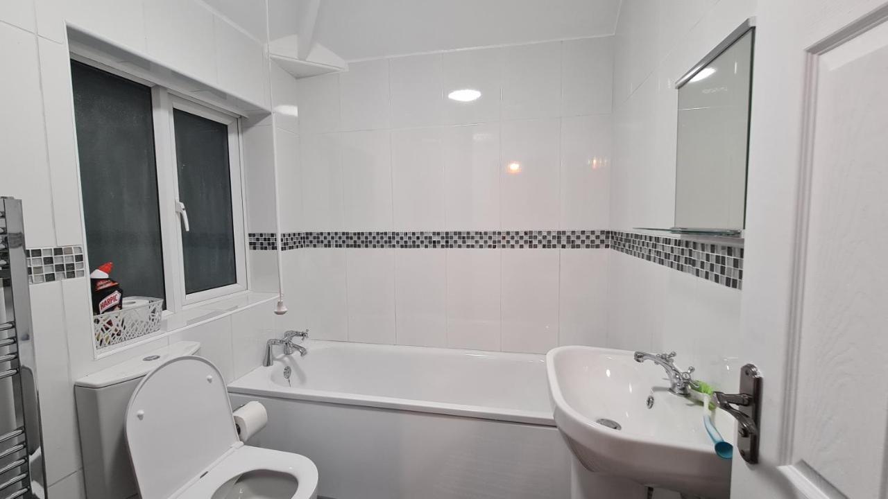 Spacious 3 Bedroom House, 6 Beds In Spondon, Derby With Parking Kültér fotó