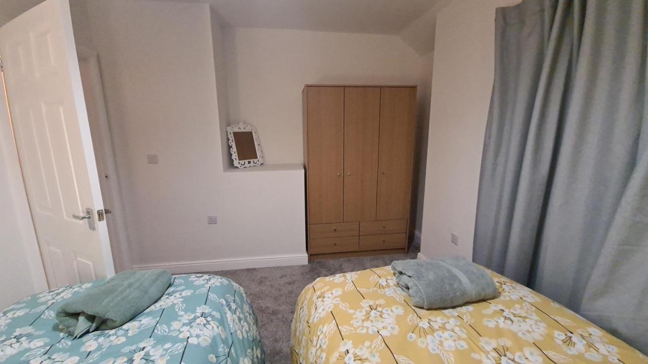 Spacious 3 Bedroom House, 6 Beds In Spondon, Derby With Parking Kültér fotó